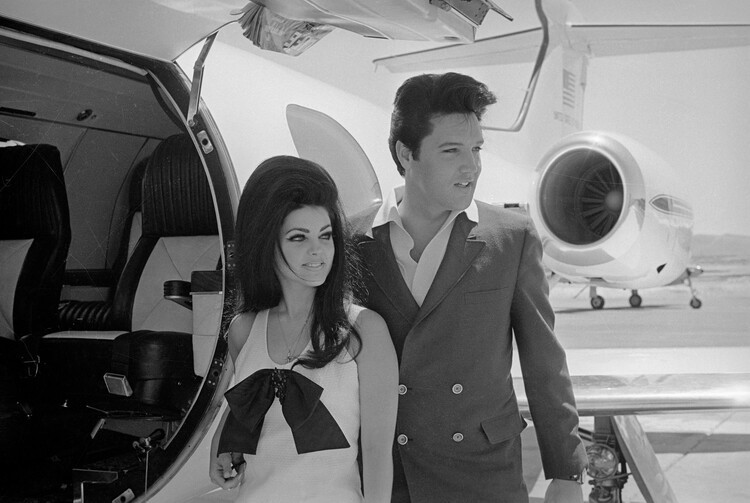 Bettmann Fotografie Elvis and Priscilla Presley Posing near Airplane, Bettmann, 40 × 26.7 cm