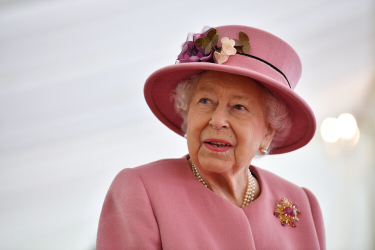 WPA Pool Fotografie The Queen Elizabeth II visits the Defence Science and Technology Laboratory, WPA Pool, 40 × 26.7 cm