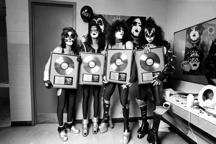 Fin Costello Fotografie Peter Criss, Ace Frehley, Paul Stanley, Gene Simmons - KISS, Fin Costello, 40 × 26.7 cm