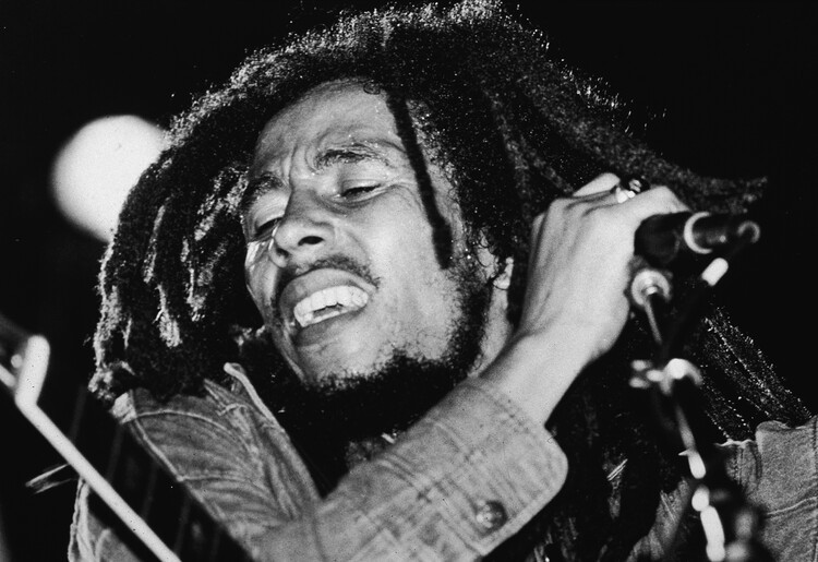 Express Newspapers Fotografie Bob Marley Performs On Stage, Express Newspapers, 40 × 26.7 cm